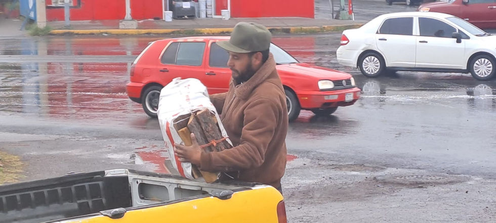 Chihuahuense comprando leña