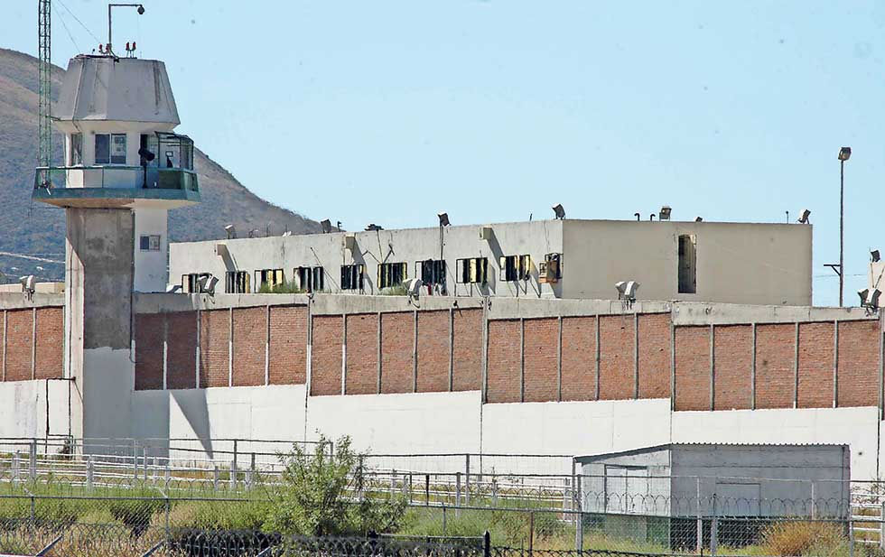 Con piedras, palos y navajas se enfrentan dos bandos en el Cereso de Aquiles Serdán; hay 3 lesionados graves