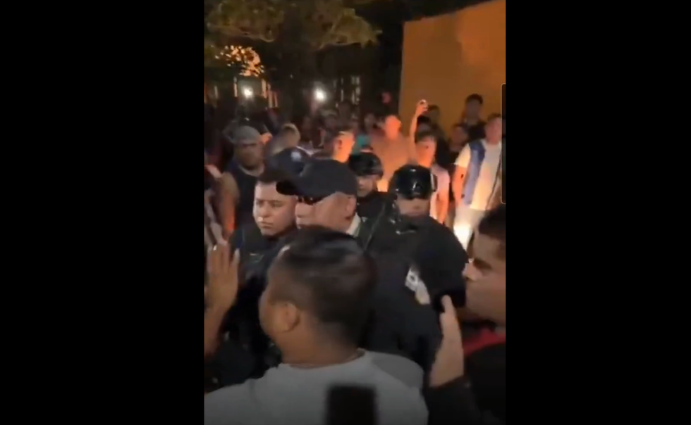 (video) Pobladores intentan linchar a policías municipales en Veracruz 