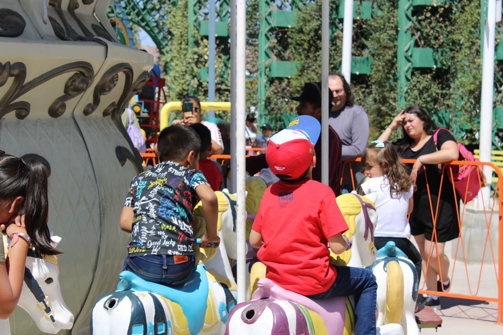 Disfrutan familias chihuahuenses festejo del Día de la Niñez en el parque El Colibrí