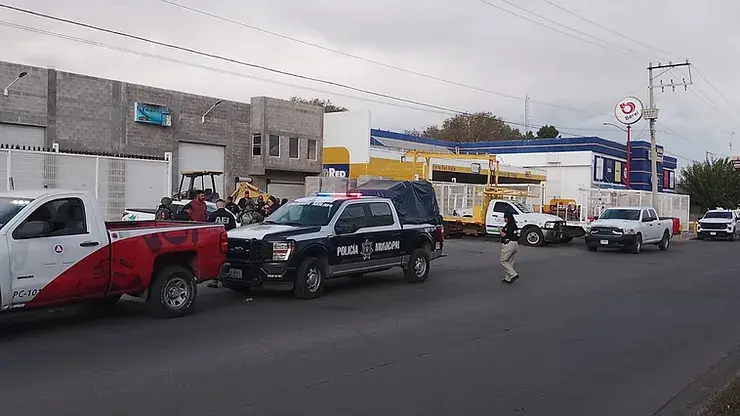 Con amenazas de falso explosivo, sujeto roba vehículo en ferretería