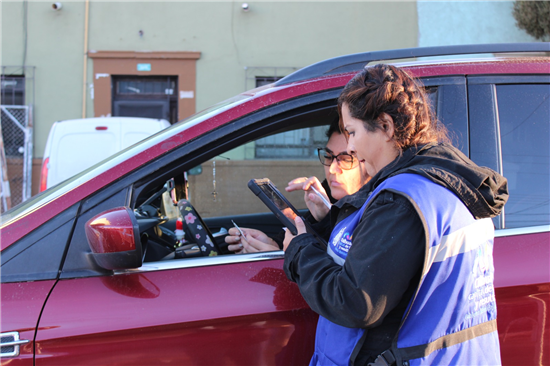 Conductor pagando predial desde su auto en Chihuahua