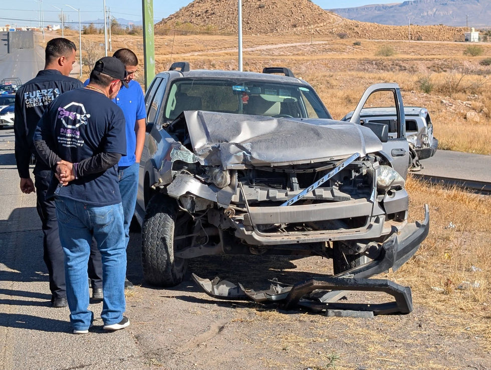 Mujer policía impacta de frente contra una camioneta en la carretera a Aldama; reportan dos personas lesionadas