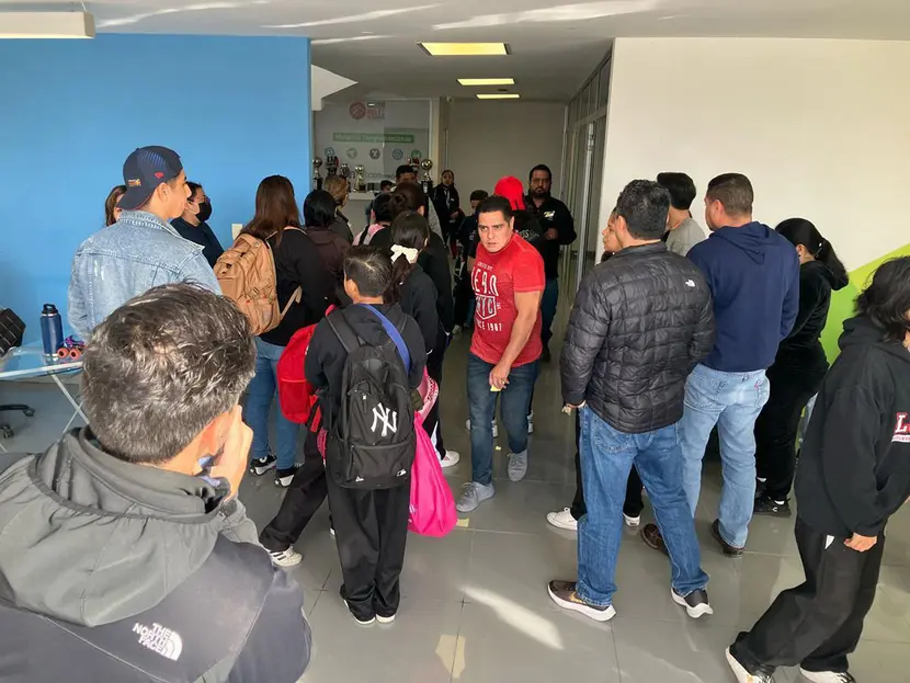 Alumno amenaza con llevar a cabo un tiroteo en su escuela y decapitar a dos de sus compañeros
