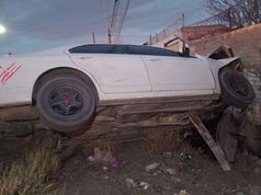 Luego de noche de parranda, conductor se estrella contra una barda en el Periférico R. Almada; Bomberos lo rescatan