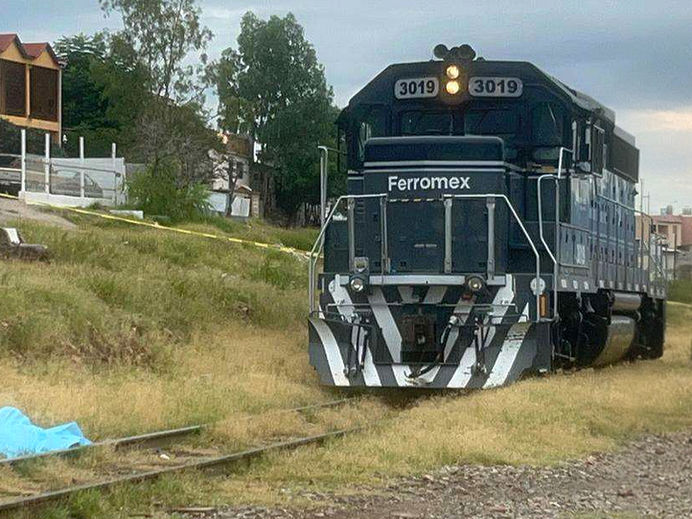 Hombre cruza las vías del tren, tropieza y muere al ser atropellado por la locomotora