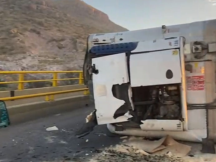 Camionero se disponía a tomar la Avenida Teófilo Borunda por la Carretera Aldama Chihuahua, impacta con muro y queda volcado