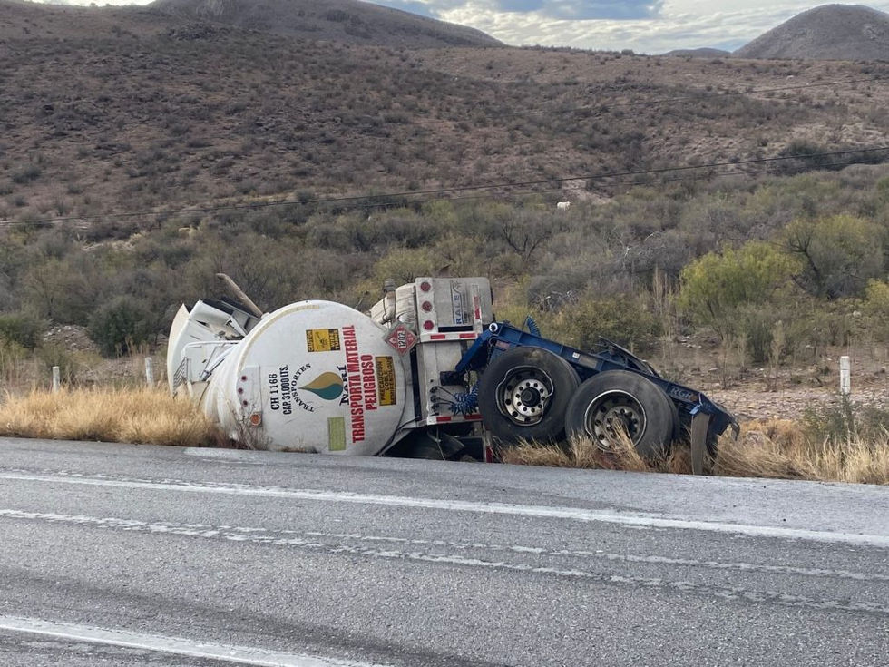 vuelca pipa con combustible en la carretera Delicias; cierra en el tramo para realizar maniobras de rescate