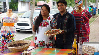 Continúa con gran éxito la "Expo Oaxaca"; visitantes pueden presenciar como hacen las prendas artesanales