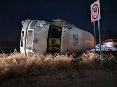 ¡Peligroso accidente! Una pipa cargada con miles de litros de gas LP volcó en la carretera a Delicias