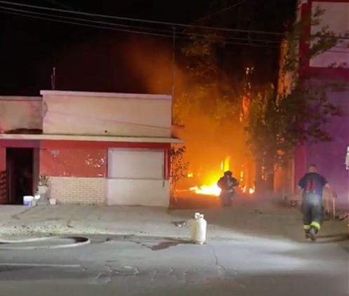 Municipales rescatan a tres personas tras voraz incendio; Fuego consume vivienda de la Colonia Nombre de Dios