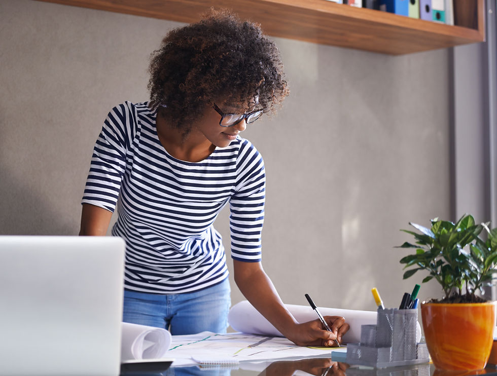 Femme concentrée au travail