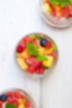 Mini salade de fruits de saison parfumée à l’eau de fleur d’oranger et menthe fraîche.