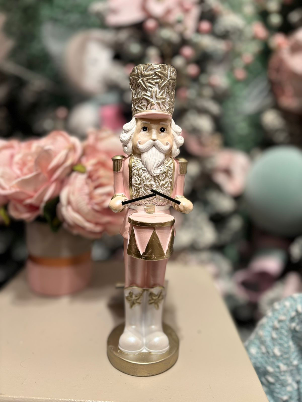 QUEBRA NOZES RESINA (ROSA) 25X8cm