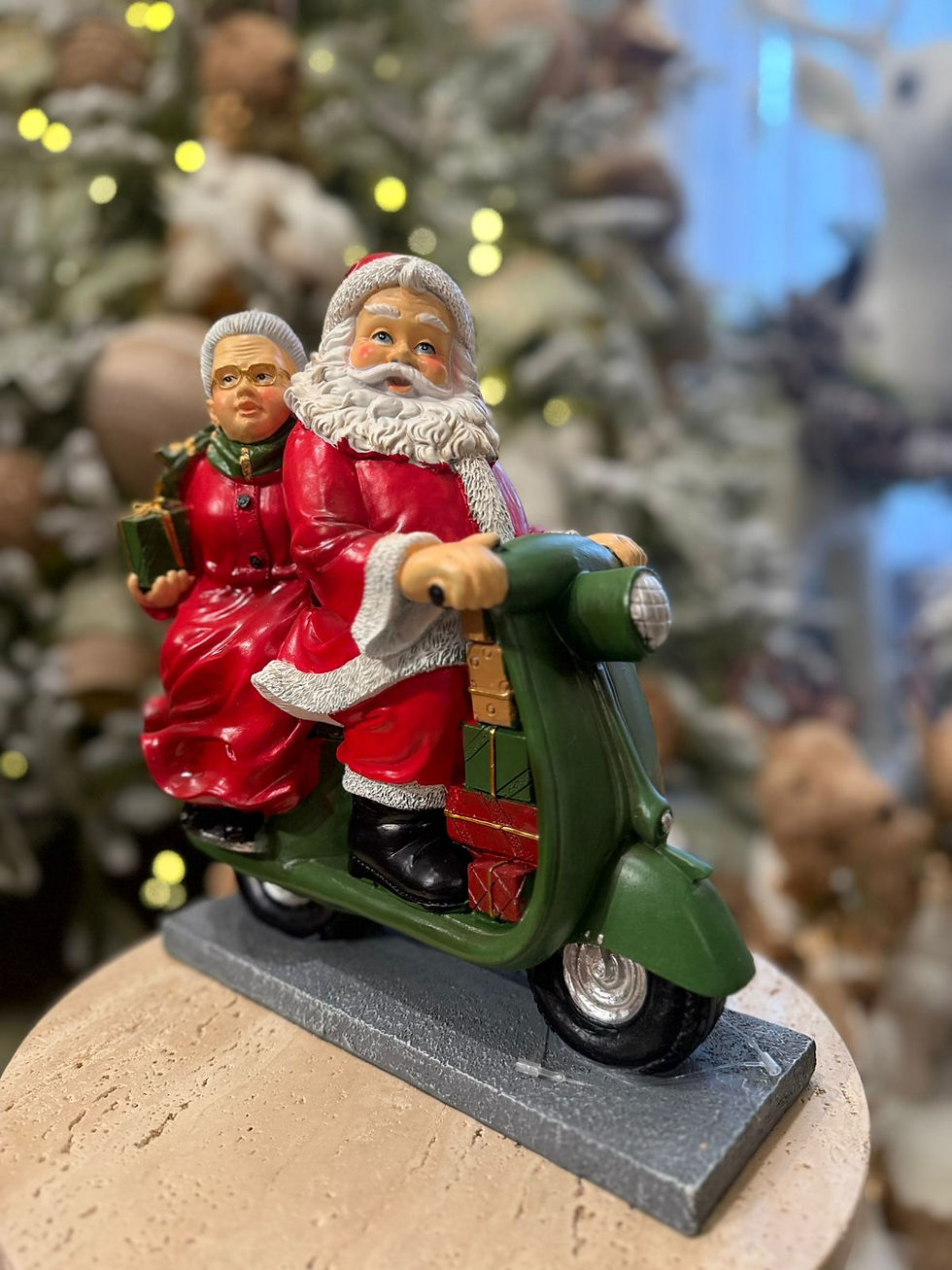 Miniatura: PAPAI NOEL RESINA HORA DO PASSEIO (VERMELHO VERDE) - 1UN