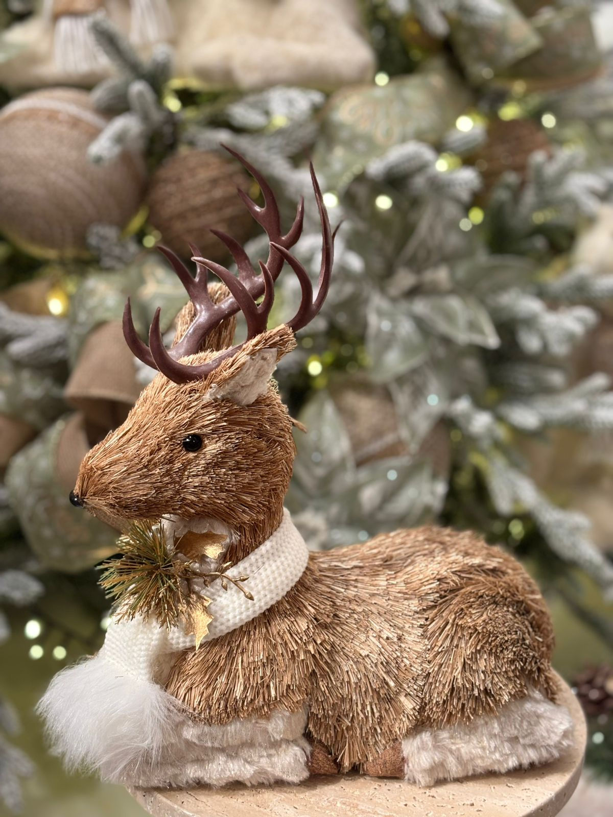 RENA SENTADA PALHA (BRANCO/DOURADO) 36cm