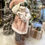 Miniatura: PAPAI NOEL EM PE (ROSA/CINZA) - 1UN