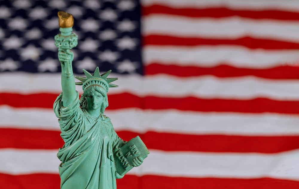 Bandeira dos Estados Unidos junto com a Estátua da Liberdade