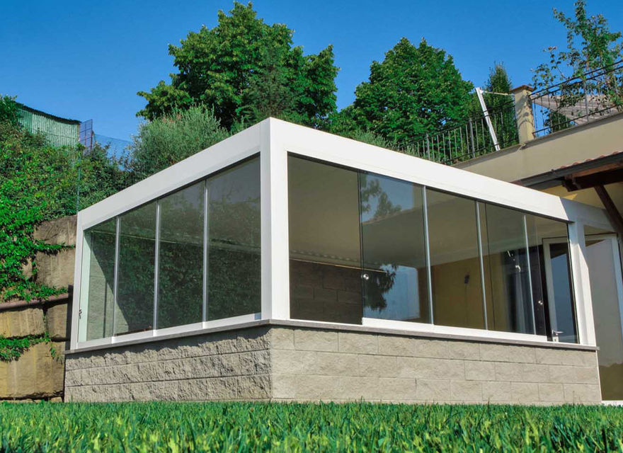Gazebo in giardino chiuso con vetrate