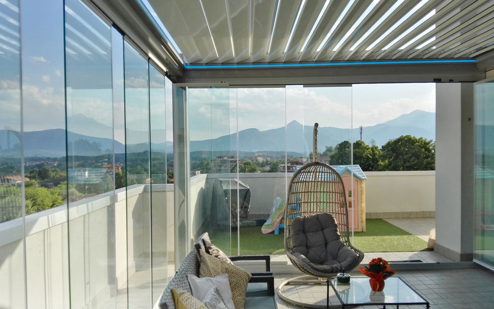 Terrazzo chiuso con vetrate e vista sulle montagne