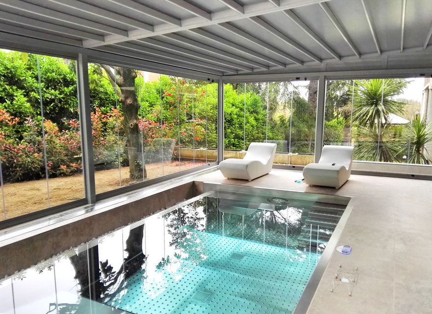 Piscina coperta con vetrate panoramiche