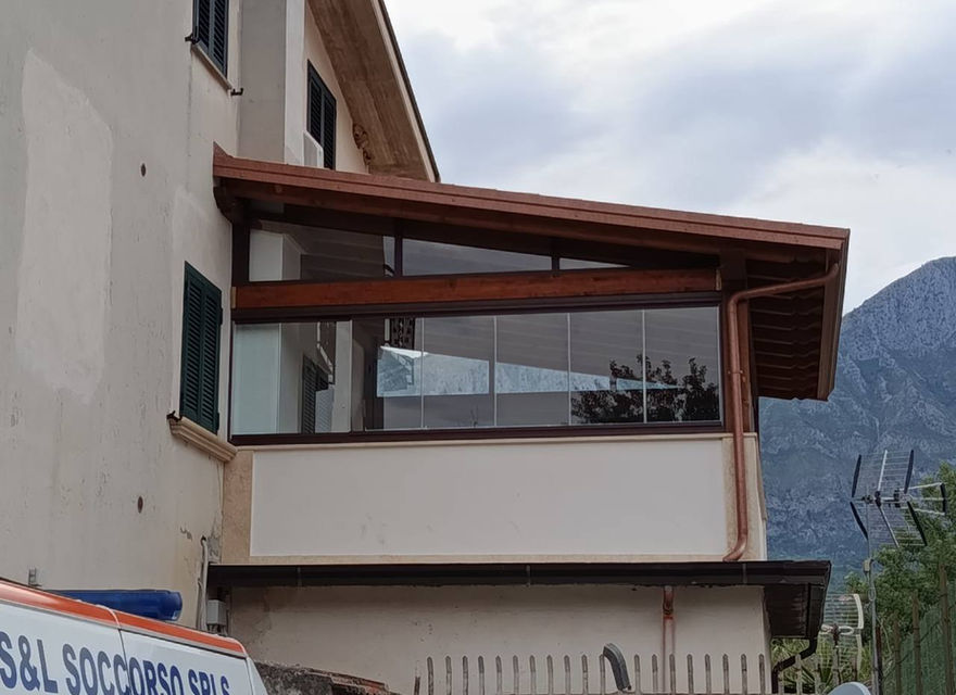 Balcone chiuso con vetrate panoramiche
