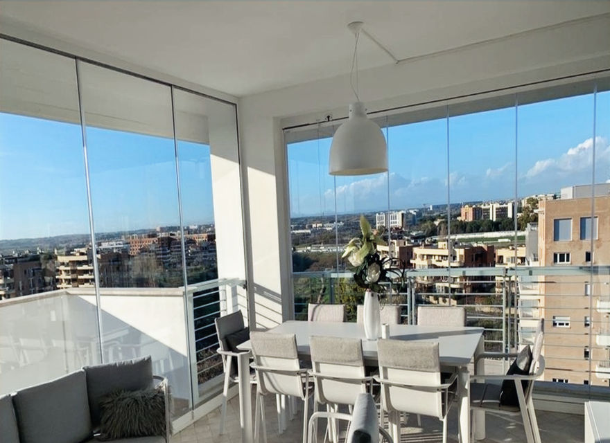 Terrazzo in città chiuso con vetrate