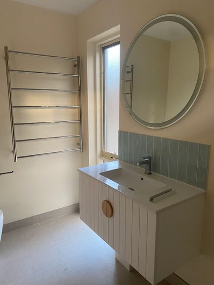 Bathroom vanity with custom carpentry and modern wall panelling - San Remo