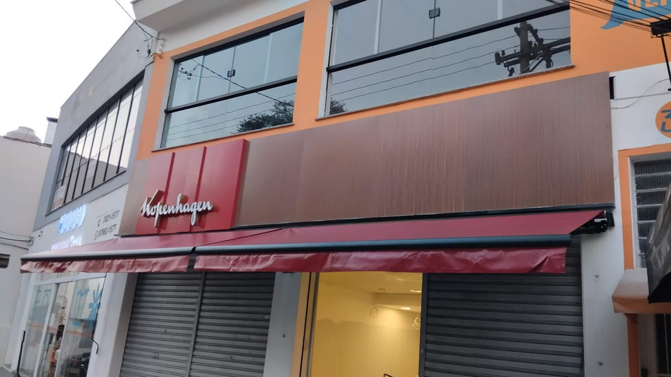 Toldos articulados, estrutura preta e lona vermelha