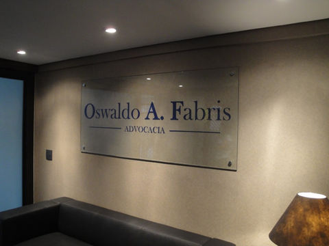 Logo recepção em acrílico fixado por espaçadores