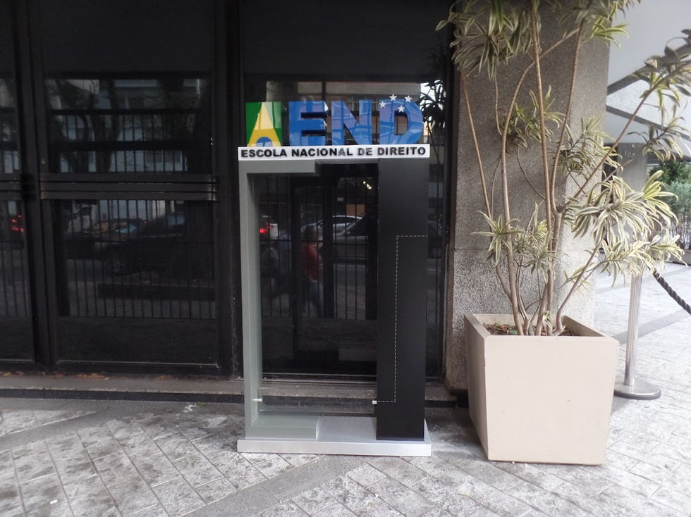 Totem em acm personalizado com letras montadas em acrílico