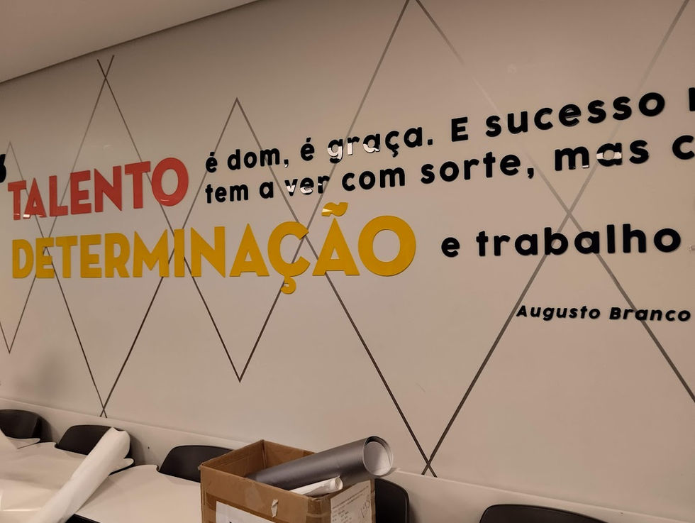 Adesivos de recorte e impressão digital para decoração e ambientação de salas. 