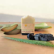 Sapone naturale all'aloe vera e cactus con fette di aloe vera e pezzetti di carbone.