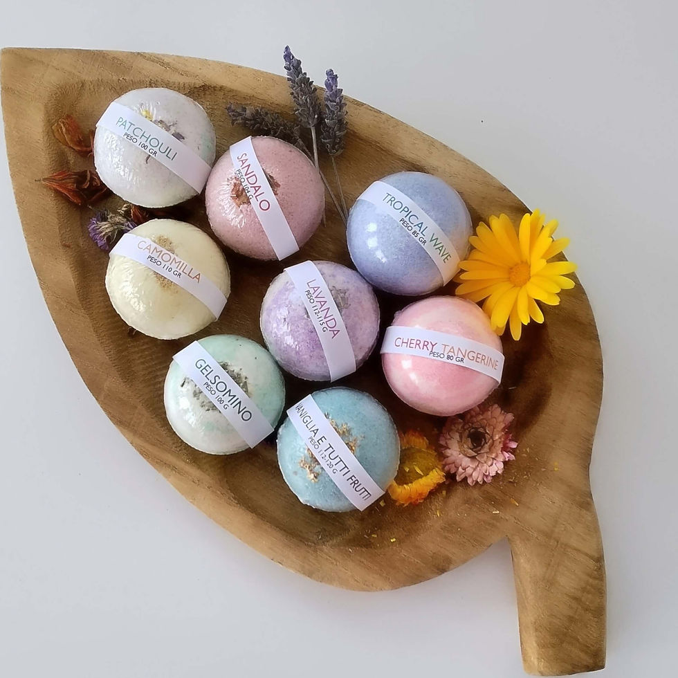 bombe da bagno artigianale colorati sul vasaio di legno con dei fiori secchi attorno