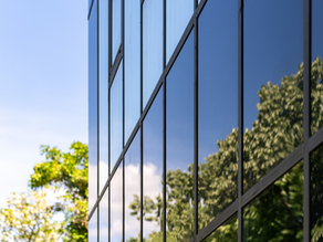 Ferestre Fotovoltaice 2026 — Geamul Termoizolant Care Produce Energie | Lipoplast