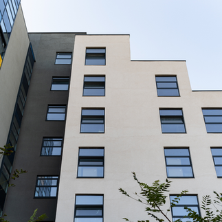 Clădire cu ferestre cu control solar