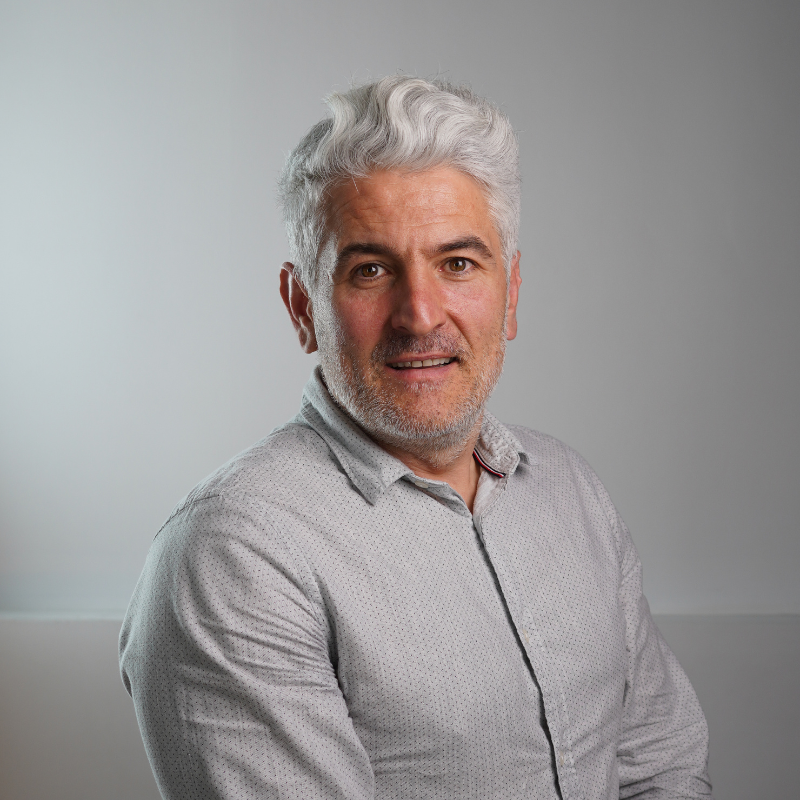 Persoană care face ofertele la ferestre și uși din PVC la Lipoplast