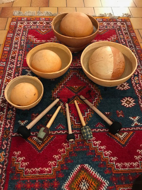 Les vibrations des bols chantants sont transmises directement au corps en étant posés sur la peau.