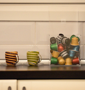 Practical gas kitchen with 4-burner stove, oven, cookware and Nespresso by the private courtyard in Monti, Rome