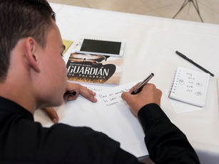Revive la emoción del lanzamiento del libro Guardian de palabras del poeta Matthew Rivera
