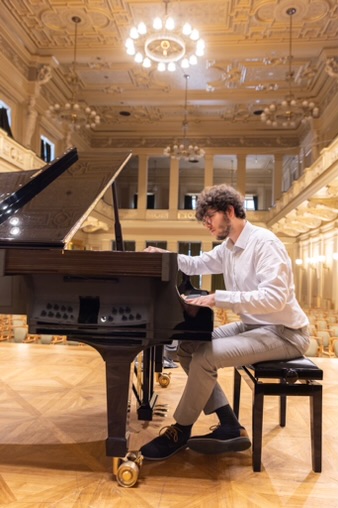 Filip Mareček stimmt einen Flügel für ein Konzert