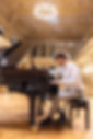 Filip Mareček stimmt einen Flügel für ein Konzert