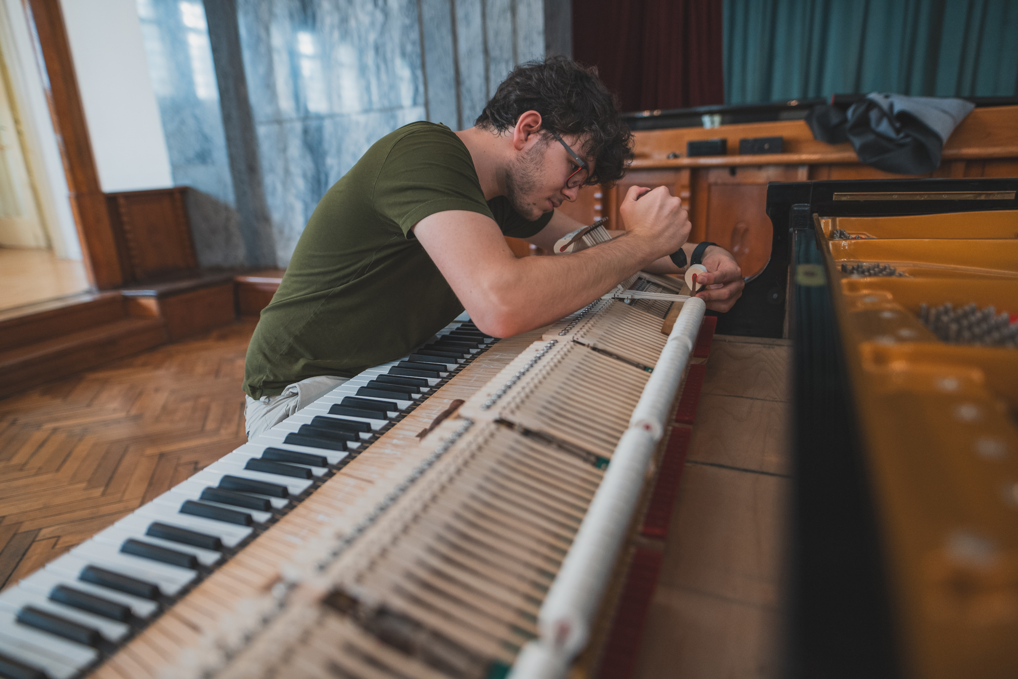 Filip Mareček bereitet einen Flügel für einen Konzert vor