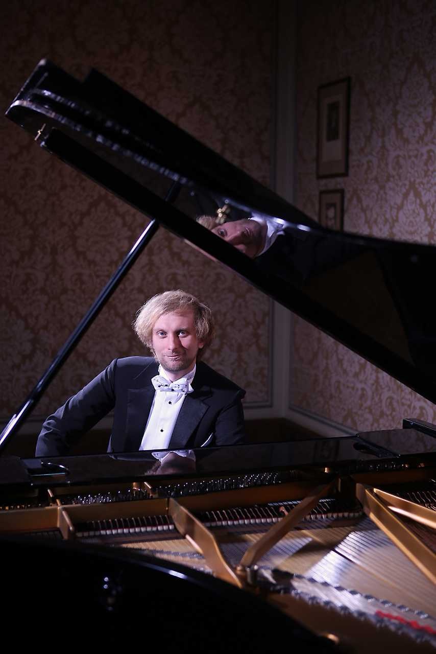 Ivo Kahánek - Konzertpianist bei einem Flügel