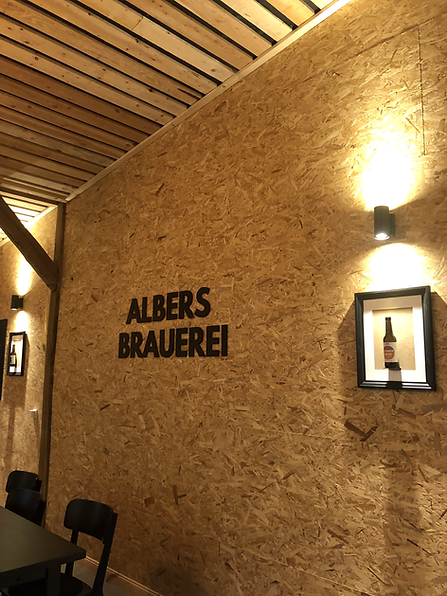 Blick aufs Logo der Albers Brauerei im Verkaufsraum