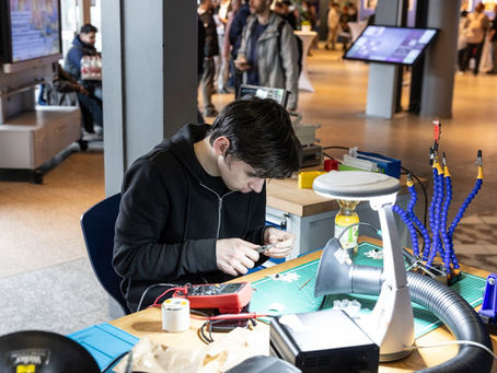 Tag der Berufe an der Ludwig-Geißler-Schule Hanau bringt Ausbildungsbetriebe und Jugendliche zusammen