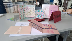 „Fröhliche Weihnachten“ im Wahlpflichtfach-Chinesisch: Weihnachtliche Klänge und Kalligrafie im Sprachunterricht