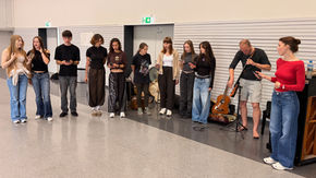 Wenn Bewegung zur Sprache wird: Theaterworkshop des Hessischen Sonderlehrgangs