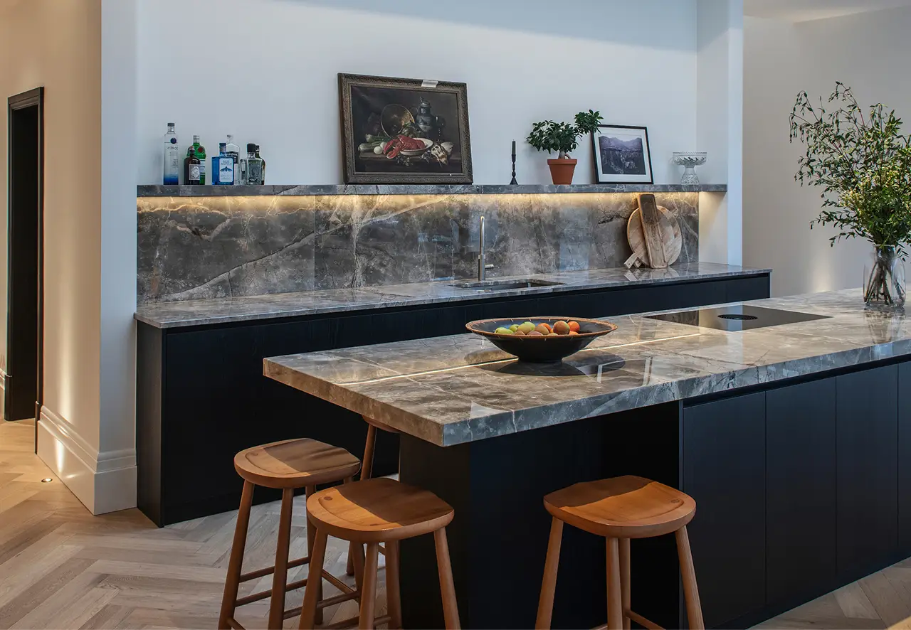 Plan de travail en pierre naturelle au style épuré pour cuisine contemporaine.