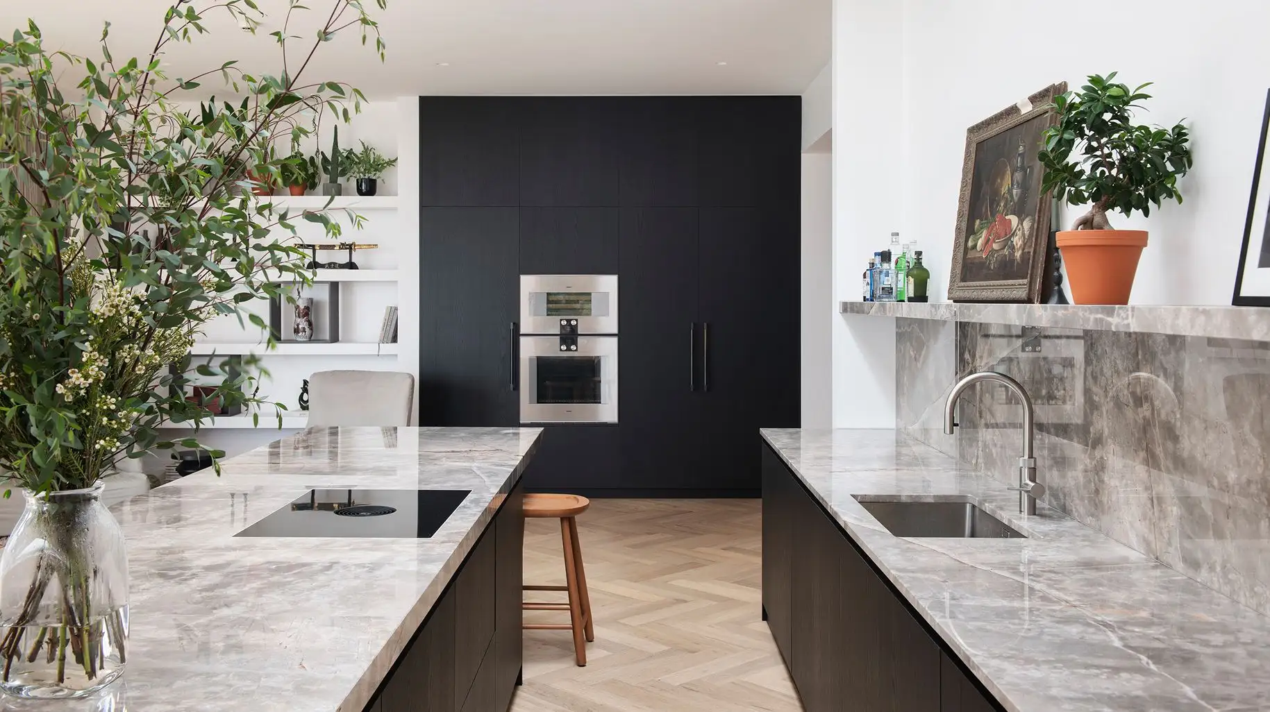 Crédence design Ca’ Pietra intégrée à un plan de travail sur-mesure.